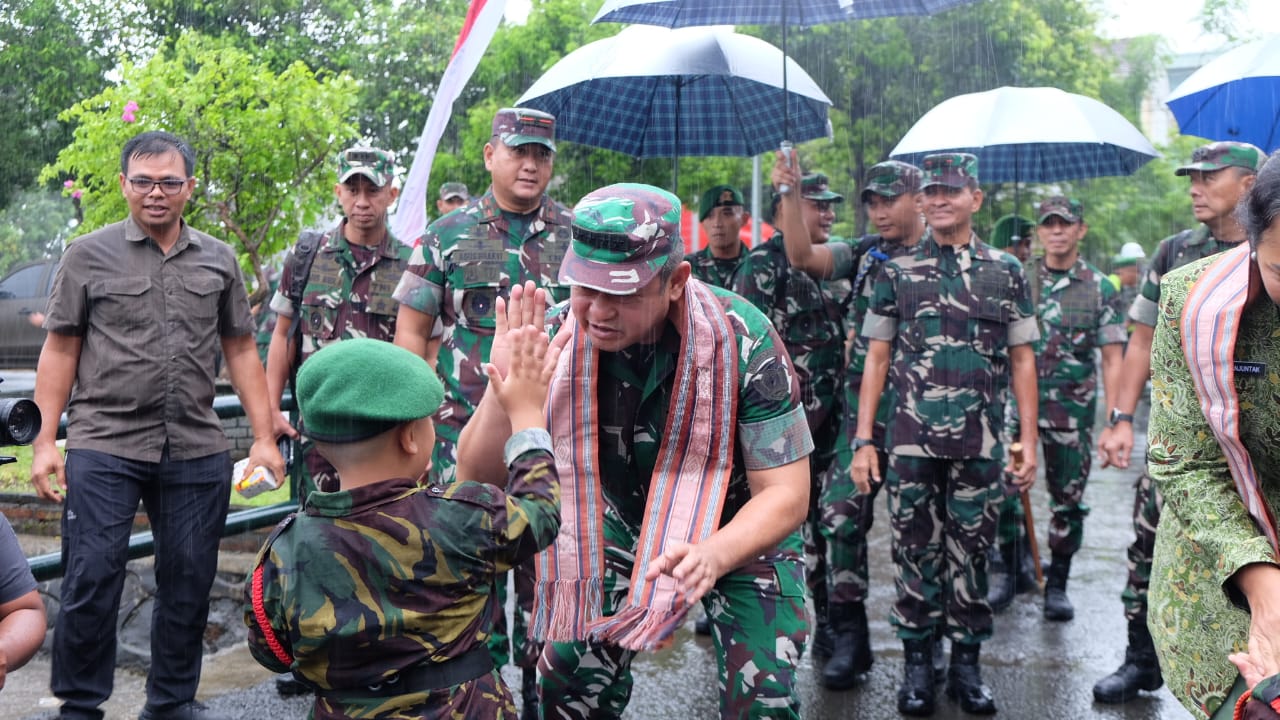 Meski Diguyur Hujan, KSAD Kunjungi Korem 162 Wira Bhakti Penuh Semangat