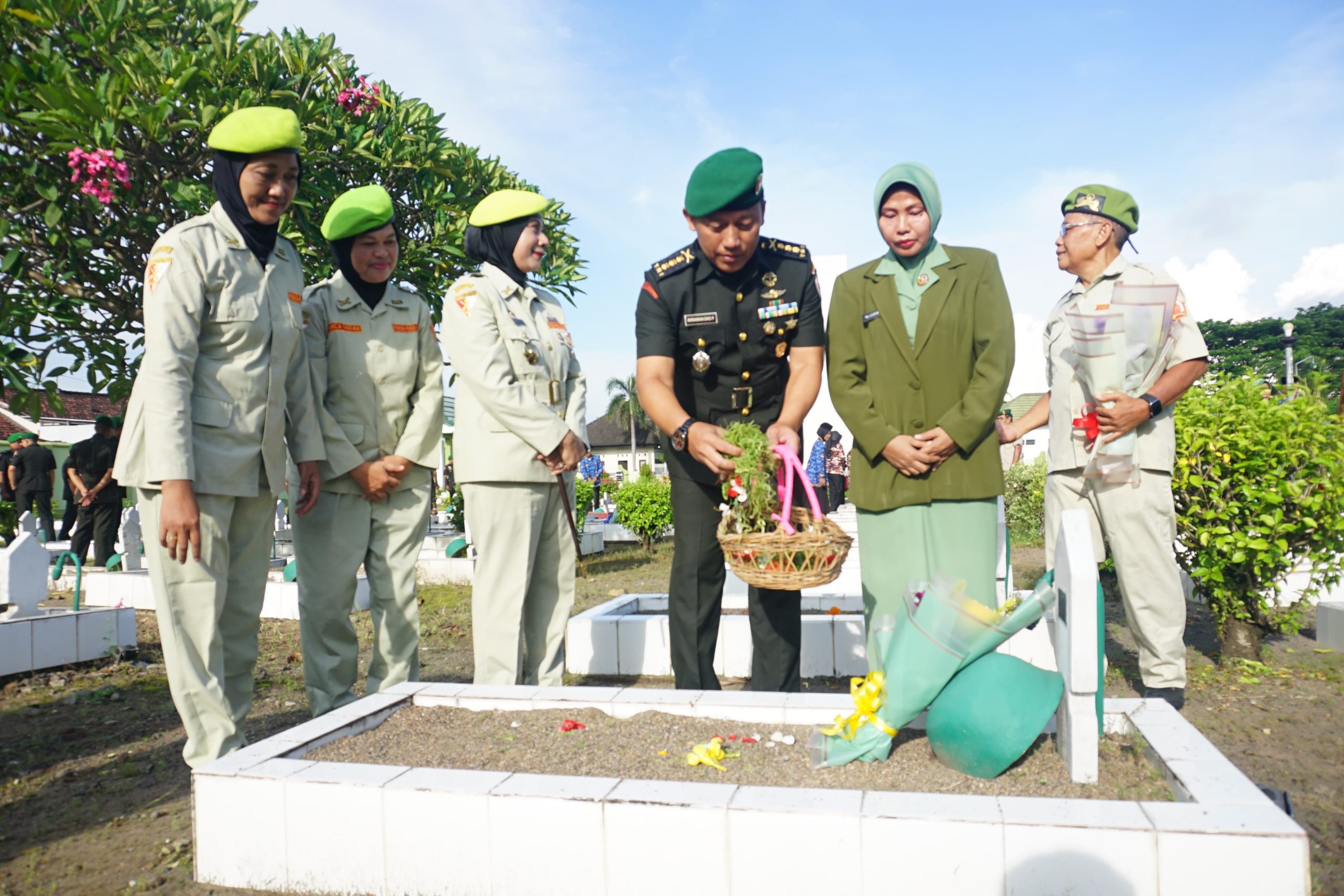 HUT Ke-64 Korem 162 Wira Bhakti, Kolonel Inf Wirawan Eko Pimpin Ziarah Rombongan di TMP