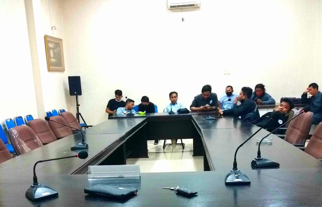 Tidak dapat menemui Anggota DPRD Pasangkayu, Mahasiswa Gantung Kursi Tanda Kekecewaan
