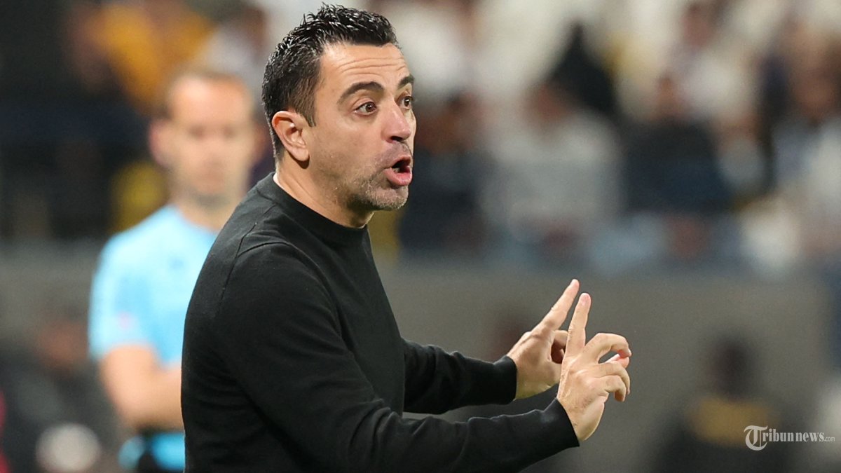 Pelatih Barcelona asal Spanyol Xavi mengarahkan para pemainnya selama pertarungan sepak bola final Piala Super Spanyol antara Real Madrid dan Barcelona di Stadion Al-Awwal Park di Riyadh, pada 14 Januari 2024. (Photo by Giuseppe CACACE / AFP)